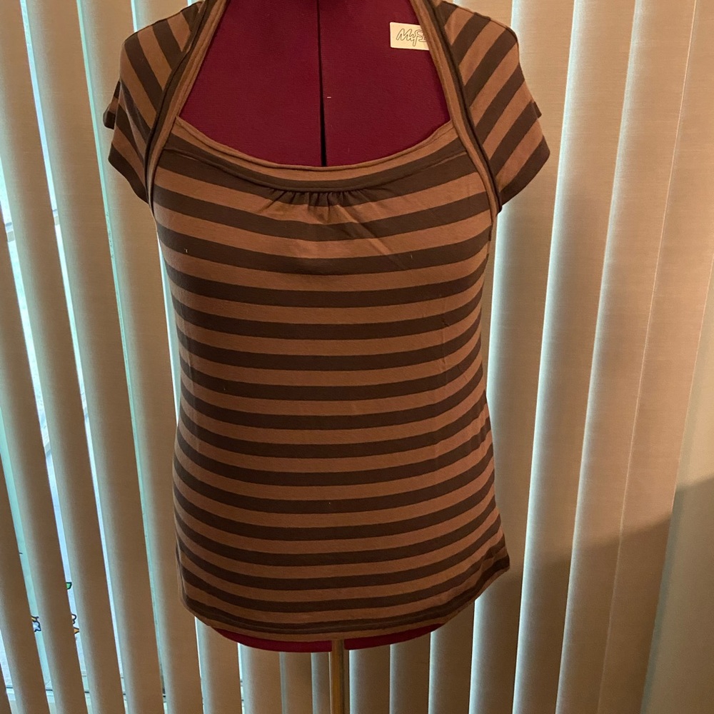 Horizontal striped shirt.